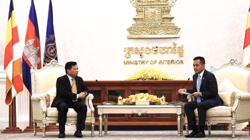 Посол Нгуен Хюи Танг (слева) и Вице-премьер, глава МВД Камбоджи Сар Сокха.