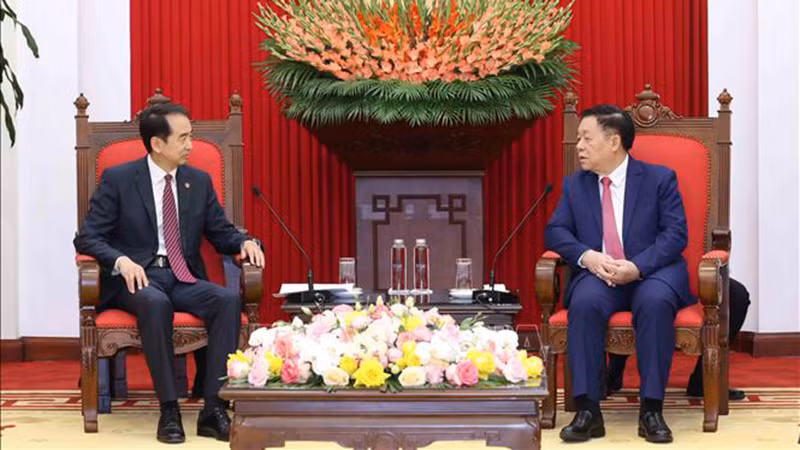 Заведующий Отделом ЦК КПВ по пропаганде, политическому воспитанию и работе с народными массами Нгуен Чонг Нгиа и Посол Китая во Вьетнаме Хэ Вэй. Фото: ВИА