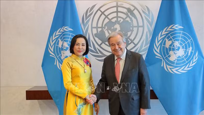 Зампредседателя НС Нгуен Тхи Тхань и Генеральный секретарь ООН Антониу Гутерриш. Фото: ВИА