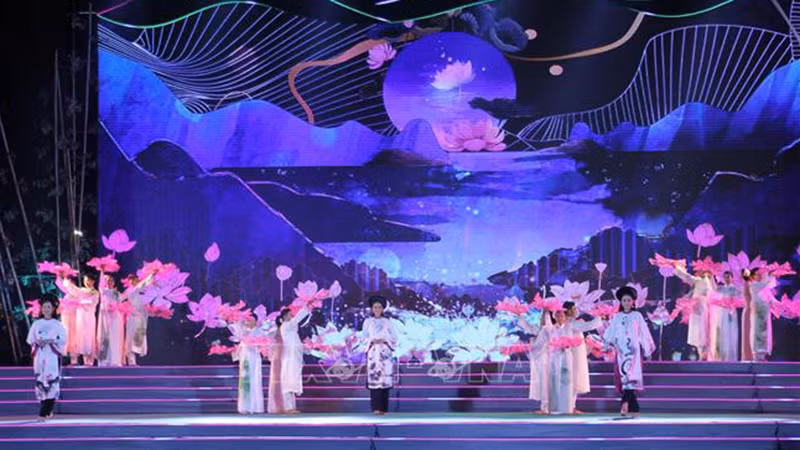 Представление платьев «аозай» дизайнера Вьет Хунга. Фото: ВИА