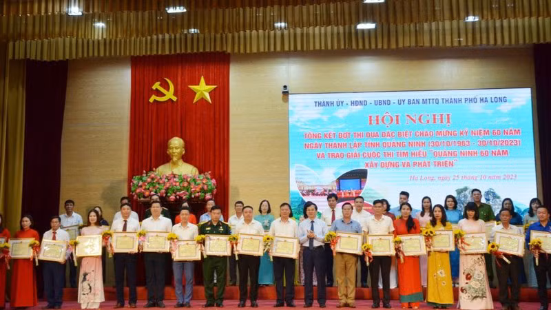 Член Постоянного бюро Парткома провинции Куангнинь, Секретарь Парткома города Халонга Ву Кует Тиен вручает похвальные грамоты коллективам за выдающиеся достижения в специальном соревновании, посвященном 60-летию основания провинции Куангнинь. 