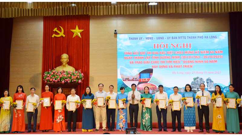 Председатель Народного комитета г. Халонг Нгуен Тиен Зунг вручает похвальные грамоты коллективам, завоевавшим призы на конкурсе «Куангнинь: 60 лет строительства и развития».