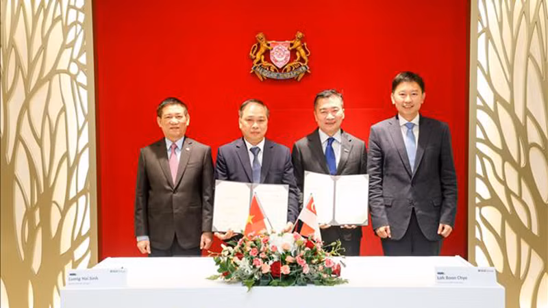 Представители VNX и SGX подписывают меморандум. Фото: ВИА