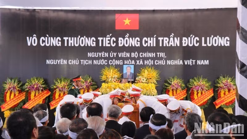 Обряд опускания гроба бывшего президента Чан Дык Лыонга в могилу. Фото: Хиен Кы