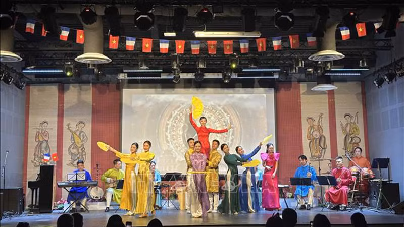 Танцевальный спектакль «Вьетнамское очарование» в исполнении артистов Вьетнамского музыкально-танцевального театра. Фото: ВИА