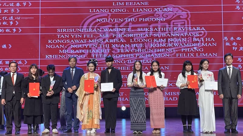 Вручение призов студентам из стран Юго-Восточной Азии.