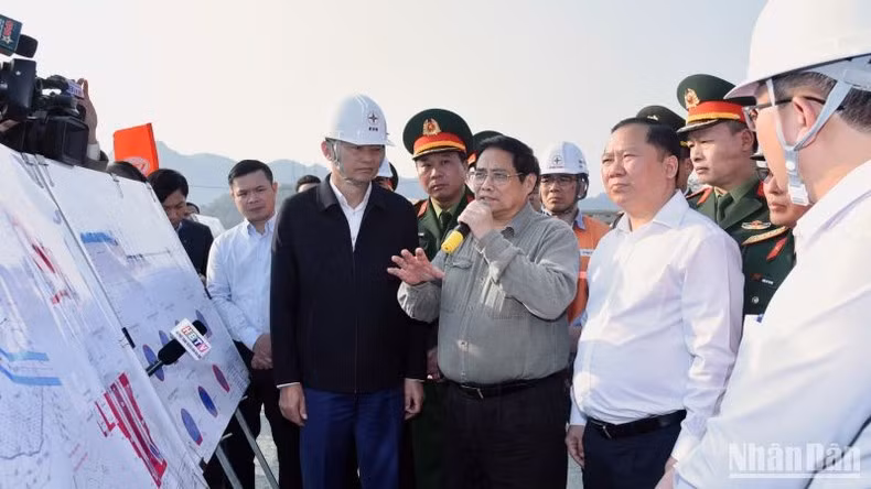 Премьер-министр Фам Минь Тьинь поручает строительным подразделениям. Фото: Чан Хай