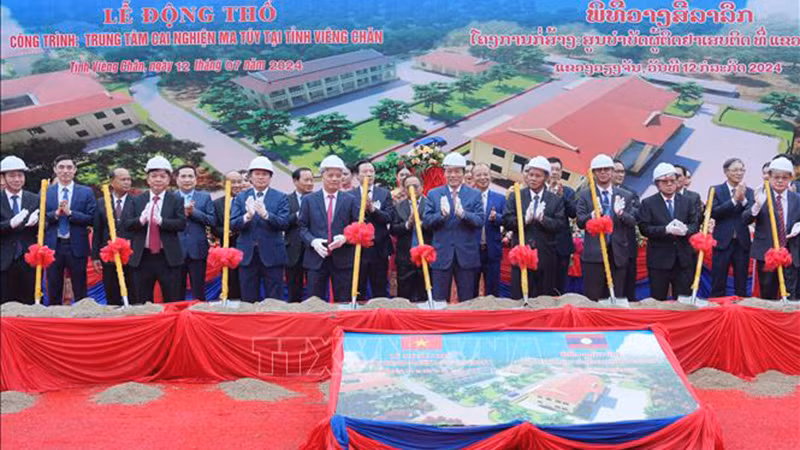 Делегаты проводят церемонию закладки первого камня Центра по отказу от употребления наркотиков. Фото: ВИА