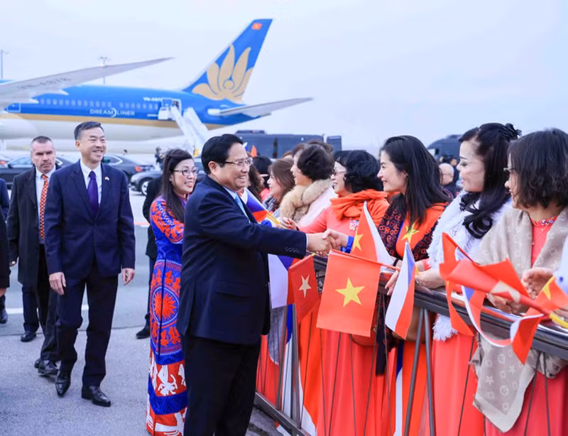 Представители вьетнамцев в Чехии приветствуют Премьер-министра Фам Минь Тьиня с супругой. Фото: Нгуен Хонг