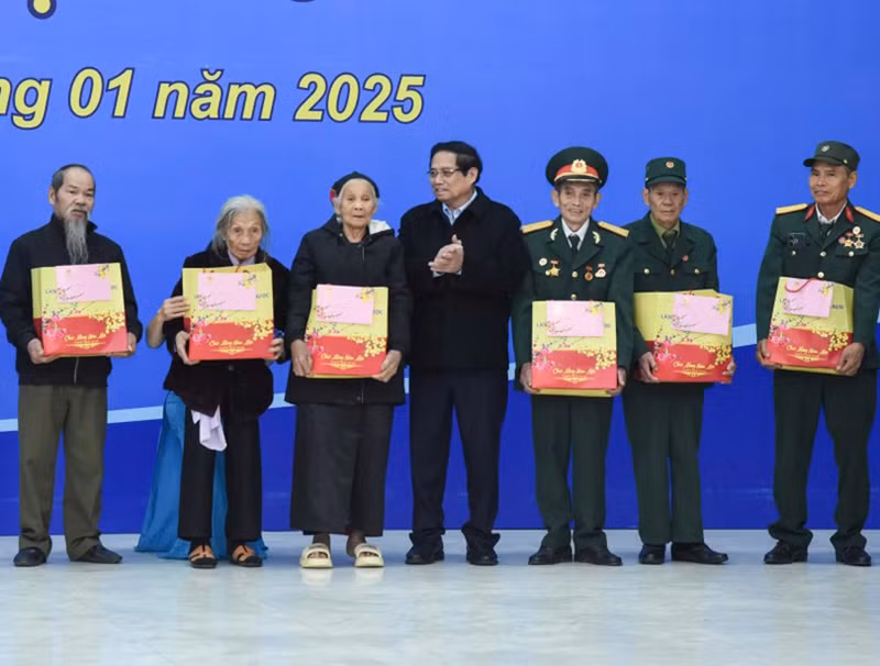 Премьер-министр Фам Минь Тьинь вручает подарки семьям льготной категории. Премьер-министр Фам Минь Тьинь вручает подарки семьям льготной категории.