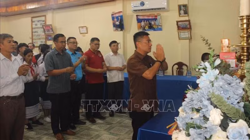 Церемония воскурения благовоний в память о Президенте Хо Ши Мине в Лаосе. Фото: ВИА