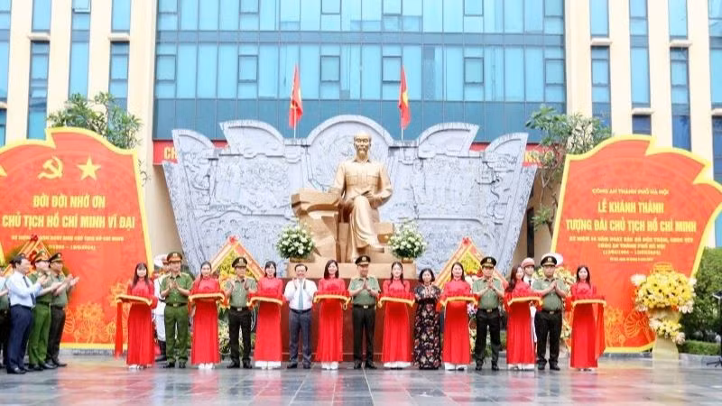 Церемония открытия памятника Президенту Хо Ши Мину в Ханое. 