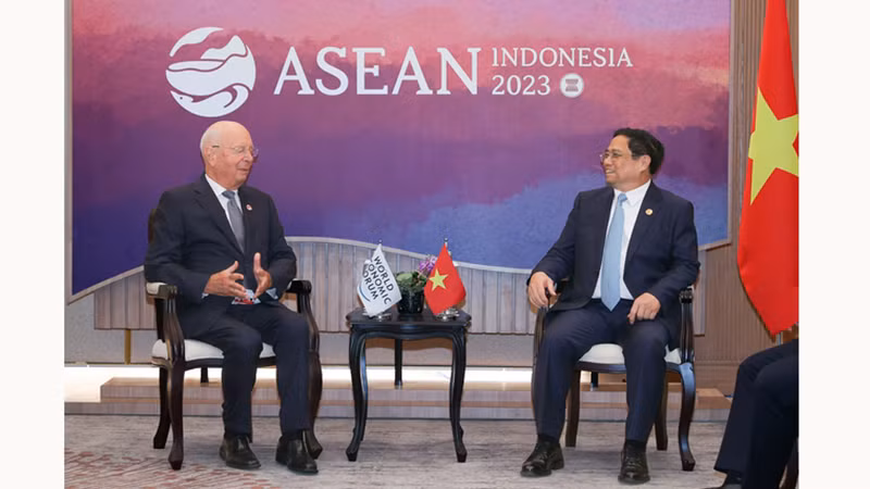 Премьер-министр Фам Минь Тьинь и Председатель ВЭФ Клаус Шваб. Фото: VGP