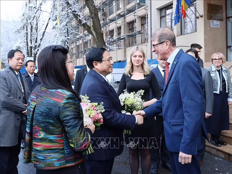 Руководитель Технического строительного университета Бухареста встречает Премьер-министра Фам Минь Тьиня с супругой во второй половине дня 21 января (по местному времени). Фото: ВИА