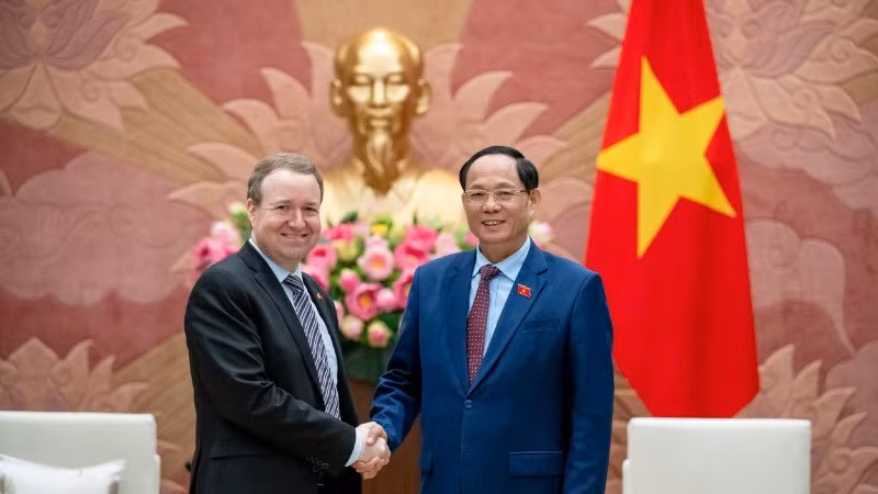 Зампредседателя НС Чан Куанг Фыонг и Председатель Комитета по внешней политике Фолькетинга Дании Михаэль Ааструп Йенсен. 