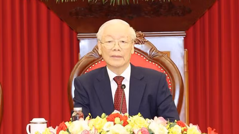 Генеральный секретарь ЦК КПВ Нгуен Фу Чонг проводит телефонный разговор с Президентом России Владимиром Путиным. Фото: ВИА