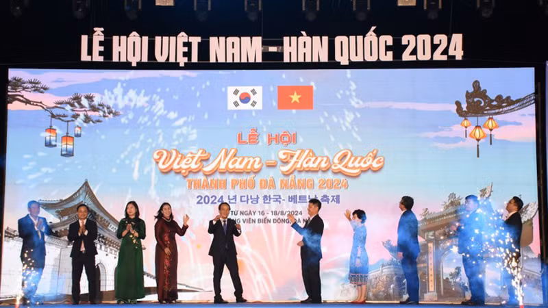 Делегаты нажимают символ в знак открытия фестиваля. Фото: Ань Дао