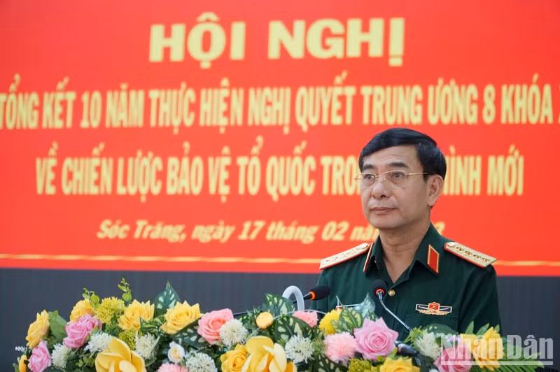 Генерал армии Фан Ван Жанг выступает на конференции.