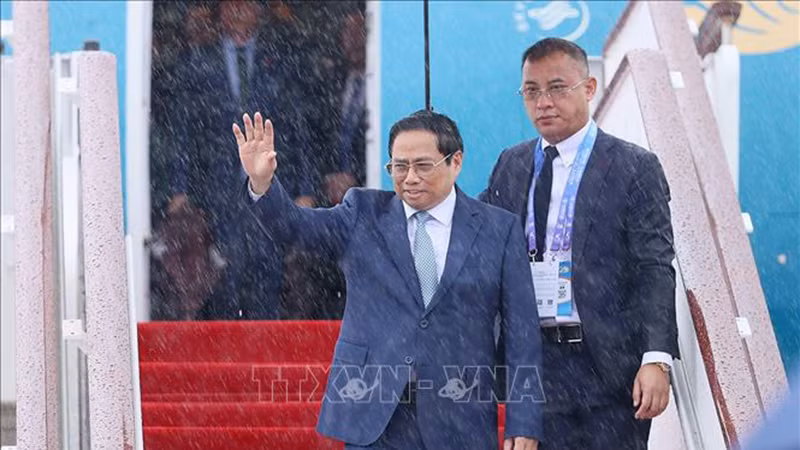 Премьер-министр Фам Минь Тьинь в аэропорту Наньнин Усюй. Фото: ВИА