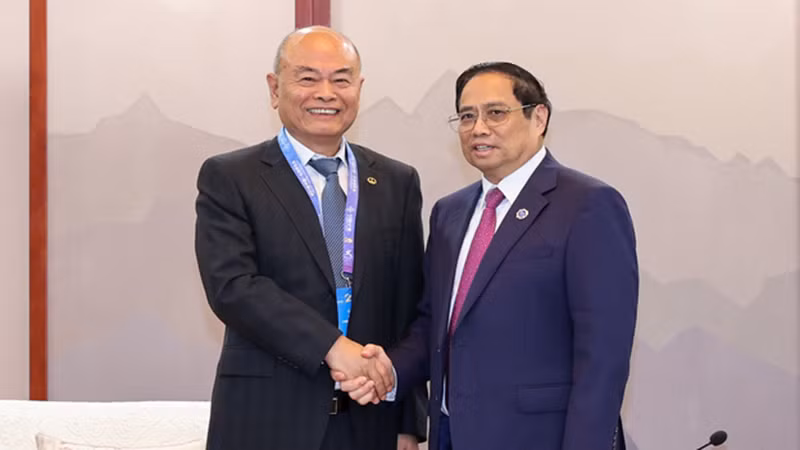 Премьер-министр Фам Минь Тьинь и руководитель CREC. Фото: VGP