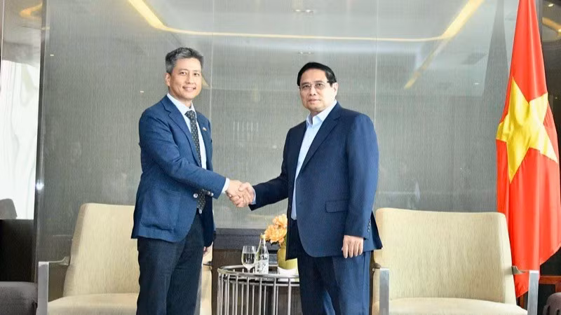 Премьер-министр Фам Минь Тьинь и руководитель ООО «Лонгшон». Фото: Тхань Жанг