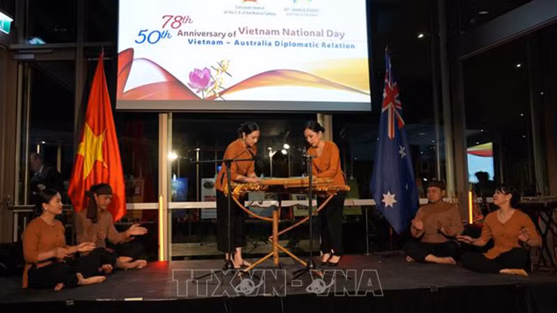 Выступление на традиционном музыкальном инструменте. Фото: ВИА