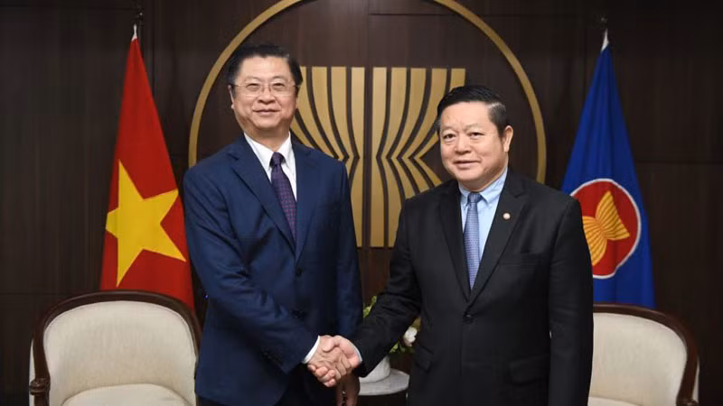 Замглавы Отдела по внешним связям ЦК КПВ Чыонг Куанг Хоай Нам и Генеральный секретарь АСЕАН Као Ким Хорн. Фото: asean.org