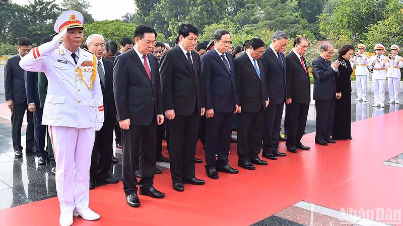 Действующие и бывшие руководители Партии и Государства чтят память павших бойцов.