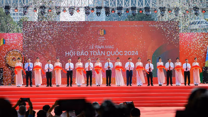 Делегаты разрезают ленту в знак открытия Национального фестиваля прессы 2024 года. 