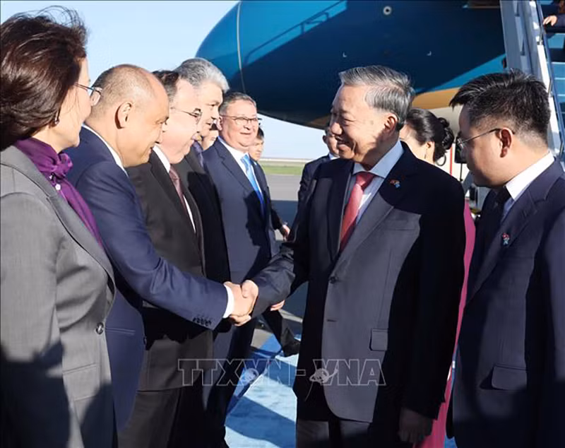 Должностные лица Казахстана приветствуют Генерального секретаря ЦК КПВ То Лама. Фото: ВИА