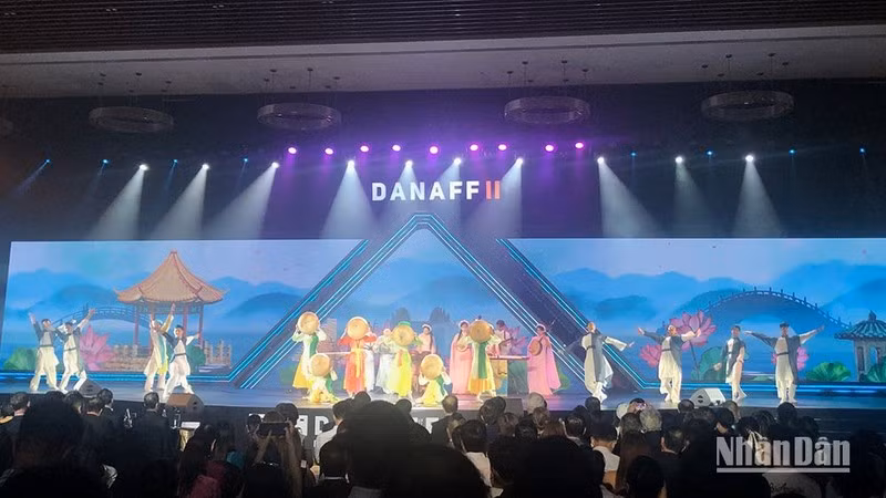 Художественный номер на церемонии открытия кинофестиваля. 