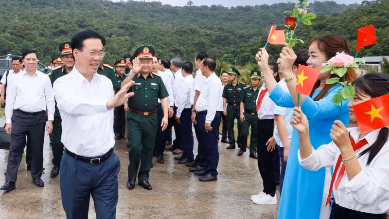 Президент Во Ван Тхыонг на встрече с военнослужащими и жителями общины Тхотяу. Фото: ВИА