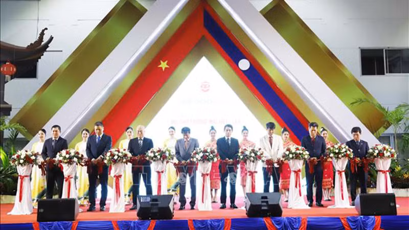 Делегаты разрезают ленту в знак открытия ярмарки. Фото: ВИА