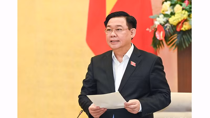 Председатель НС Выонг Динь Хюэ выступает на заседании. Фото: Зюи Линь