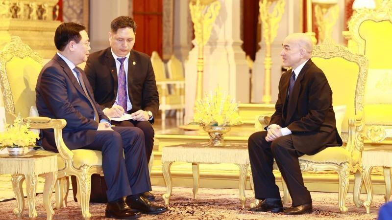 Председатель НС Выонг Динь Хюэ и Король Камбоджи Нородом Сиамони. Фото: ВИА