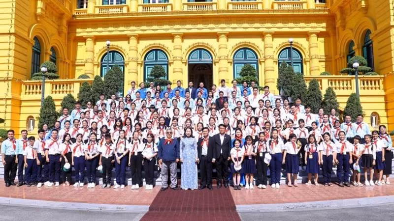 Вице-президент Во Тхи Ань Суан и делегация лиц, являющих «достойными внуками Дядюшки Хо», фотографируются на память.