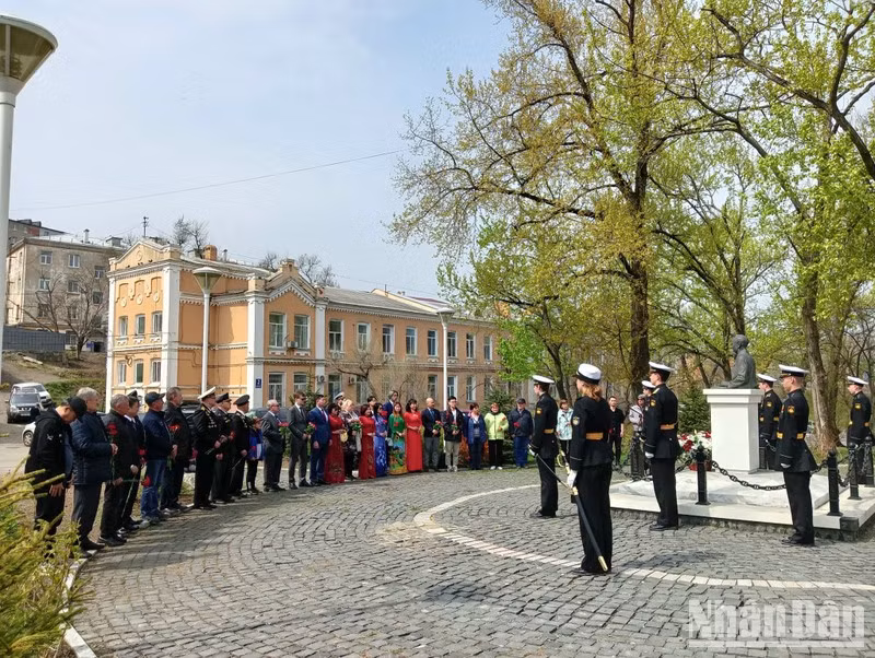 Делегаты возлагают цветы к памятнику Хо Ши Мину в сквере на улице Борисенко.