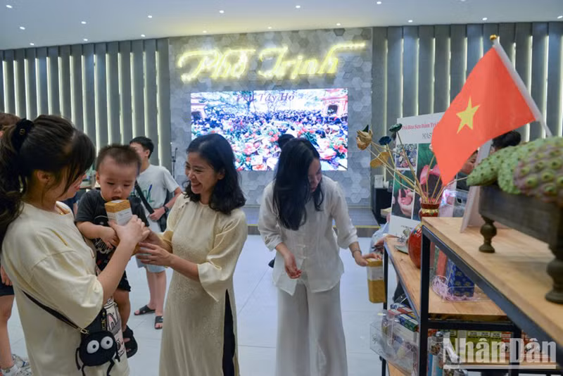 Г-жа Тяу Жанг выразила надежду на то, что через этот фестиваль многие молодые люди узнают больше о красоте профессии ароматизации чая и полюбят чай c ароматом лотоса Западного озера, наследия столицы. Фото: Тхэ Дай