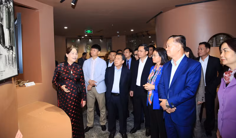 Делегация Канцелярии ЦК НРПЛ посещает Центр квинтэссенции вьетнамских ремесленных деревень. Фото: hanoimoi.com.vn