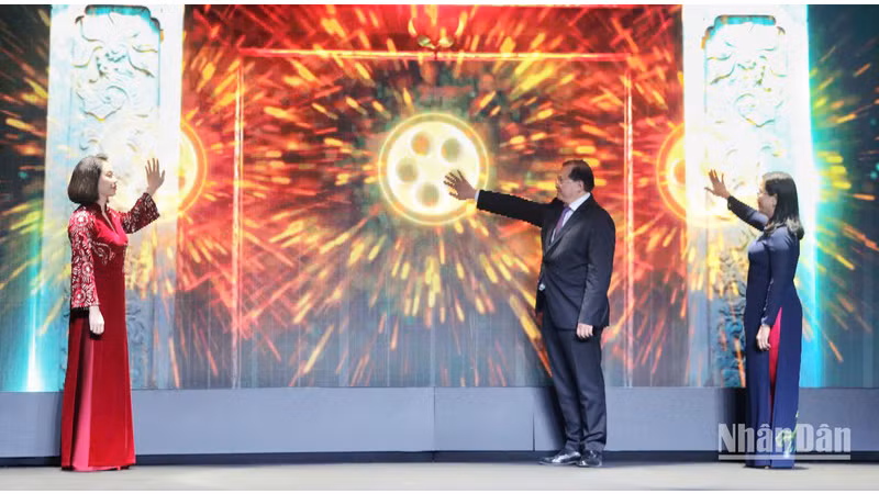 Делегаты нажимают кнопку в знак открытия кинофестиваля. Фото: Кхиеу Минь