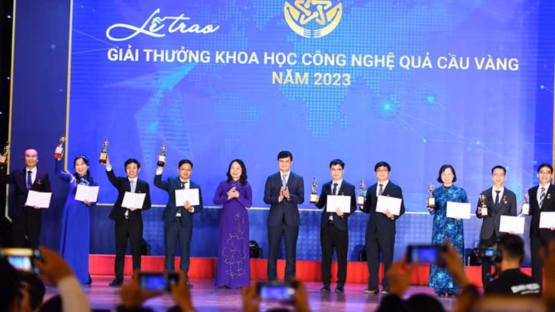 Вице-президент Во Тхи Ань Суан вручает премию молодым ученым. 