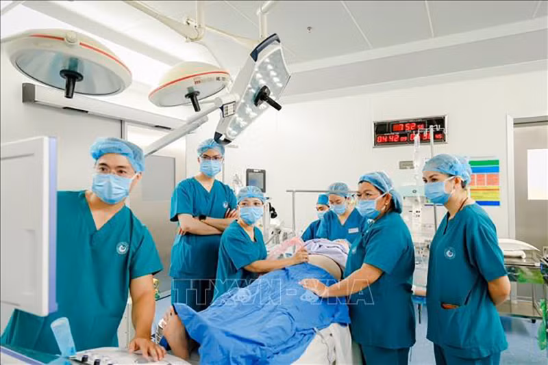 Врачи Детской больницы №1 и больницы Тызу проводят операцию беременной женщине из Сингапура. Фото: ВИА 