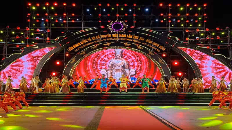 8-й международный фестиваль вьетнамских традиционных боевых искусств открылся на площади города Кюиньон.