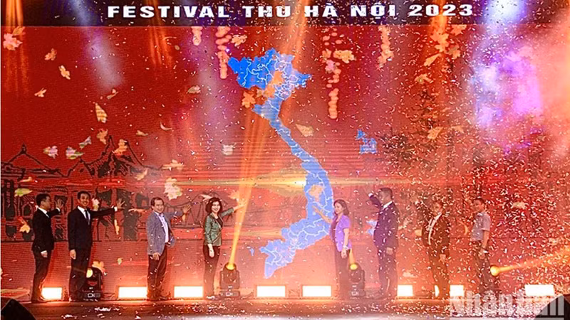 Делегаты нажимают кнопки в знак открытия Фестиваля. Фото: Ха Нам