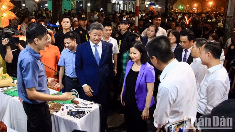 Делегаты посещают стенд на Фестивале.