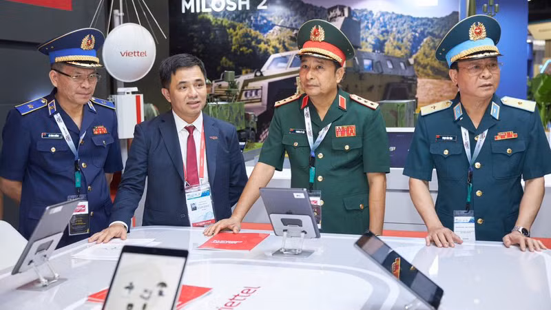 Генерал-полковник Фунг Ши Тан и делегаты посещают стенд корпорации Viettel. Фото: Министерство обороны Вьетнама