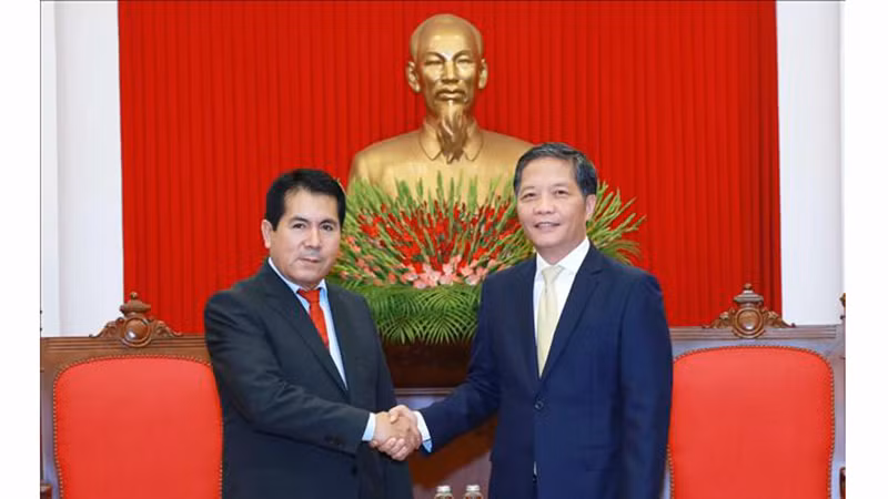 Заведующий Отделом ЦК КПВ по экономическим вопросам Чан Туан Ань (справа) и Генеральный секретарь ЦК ПКП Луис Альберто Вильянуэва Карбахаль. Фото: ВИА