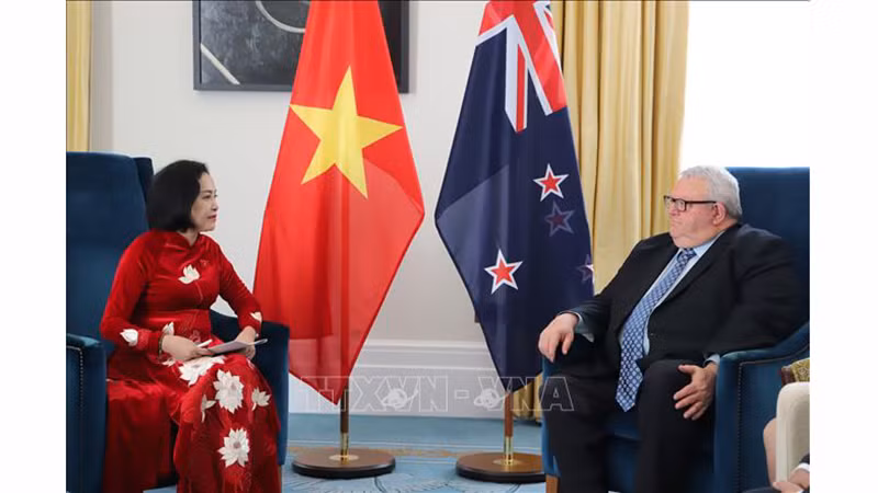 Зампредседателя НС Нгуен Тхи Тхань обменивается мнениями с Председателем Парламента Новой Зеландии Джерри Браунли. Фото: ВИА