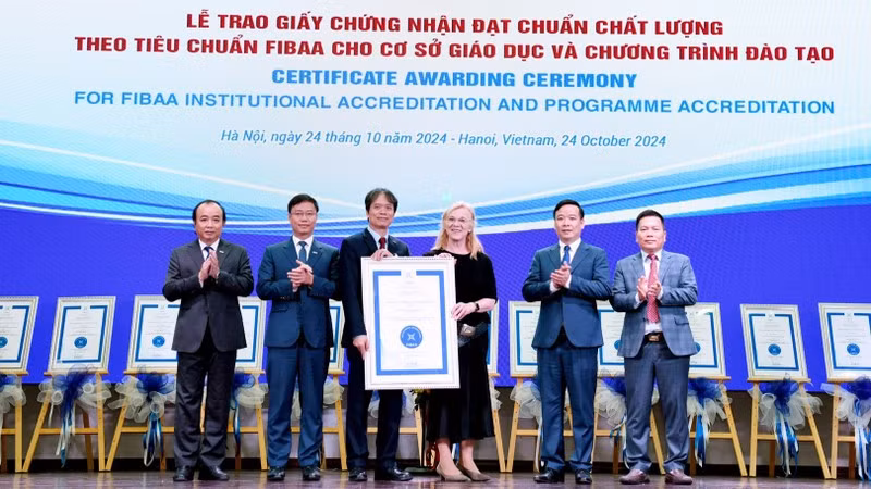 Генеральный директор FIBAA Диана Фрайбергер вручила сертификаты соответствия стандартам качества высших учебных заведений и образовательных программ Университету народного хозяйства.