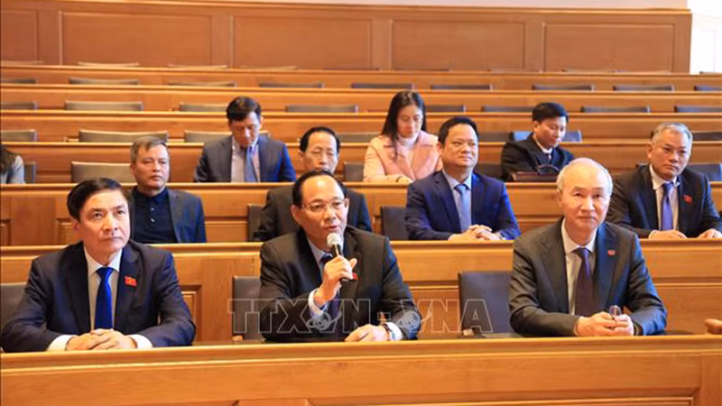 Зампредседателя НС генерал-полковник Чан Куанг Фыонг на рабочей встрече в здании Большого Совета кантона Берн. Фото: ВИА